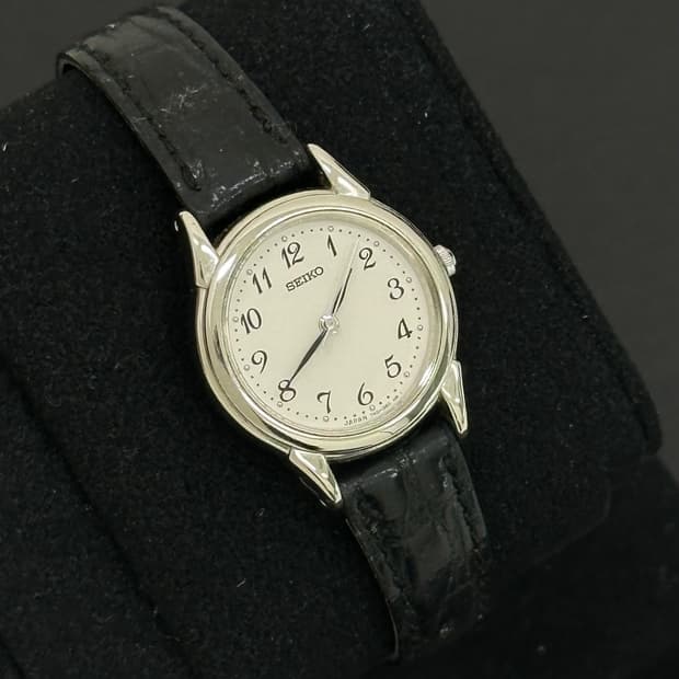 세이코 실버 라운드 쿼츠 시계