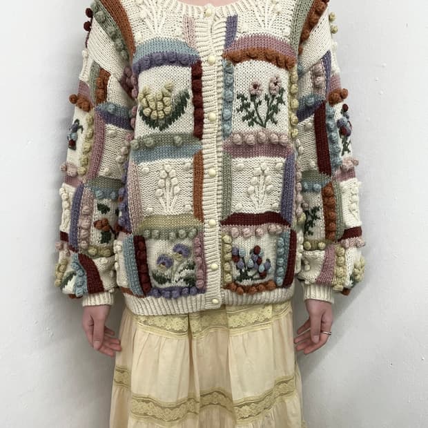 모리 자수 디테일 폼폼 가디건