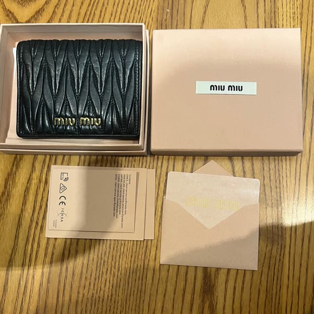 미우미우 지갑