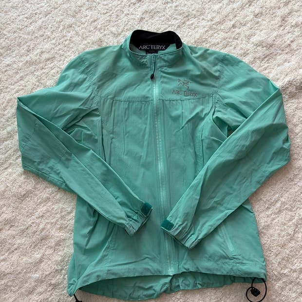 아크테릭스 민트 바람막이 