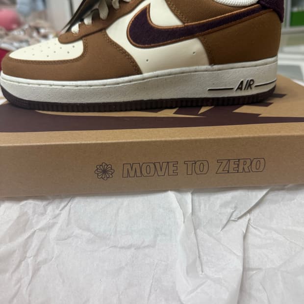 나이키 에어포스 1 '07 LV8 라이트 브리티시 탠 코코넛 밀크