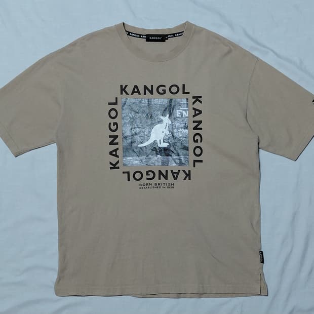 [M] 캉골(KANGOL) 그래피티 박스 로고 반팔 티셔츠 (베이지)