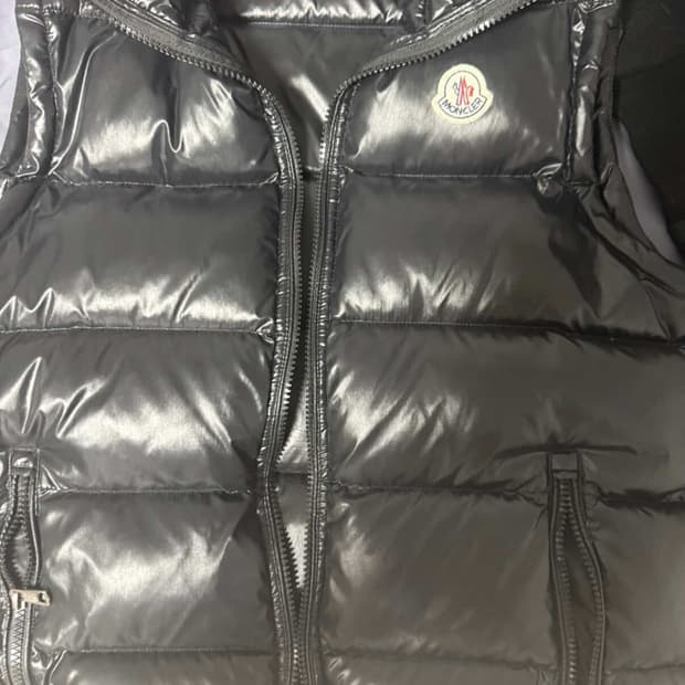몽클레어 유광 조끼 패딩