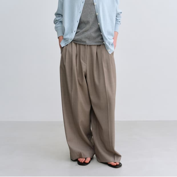 문달 Sleek Pintuck Slacks in Brown s사이즈