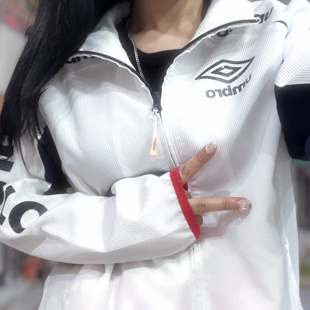엄브로 화이트 바람막이 