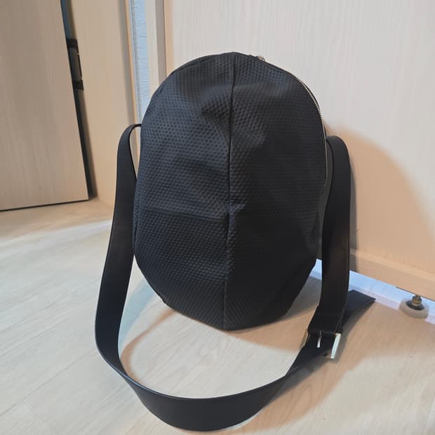 Kawakawa 엠보가죽 서클 크로스백