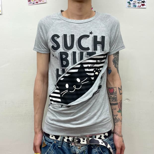 SUCH BUT HERE Cat Zipper T-shirt