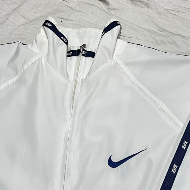 XL 나이키 바람막이 화이트