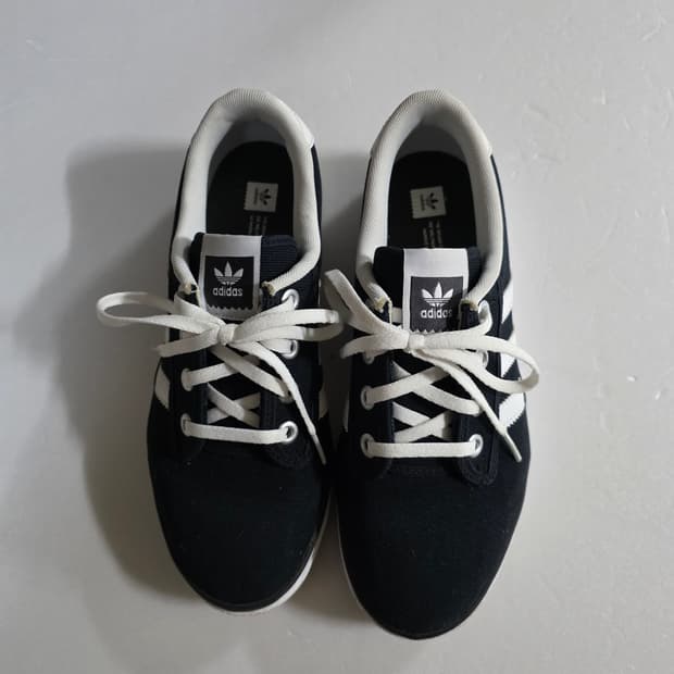 아디다스 블랙 스니커즈 운동화  사이즈 235  여자용