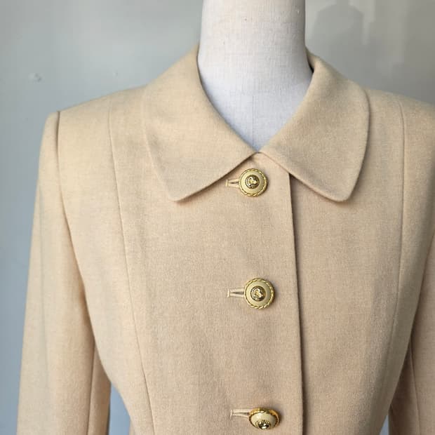 베이지 하트 금장 단추 자켓