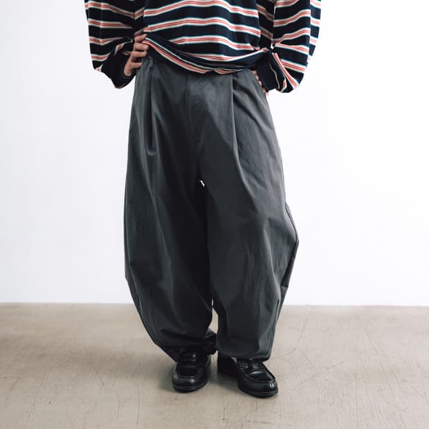앵글런 one tuck balloon pants grey