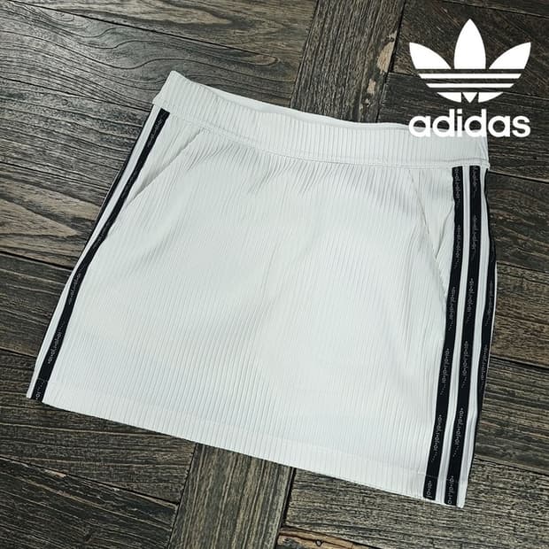 [아디다스] 로고 자수 삼선 골프 미니스커트 골프 치마 M19608