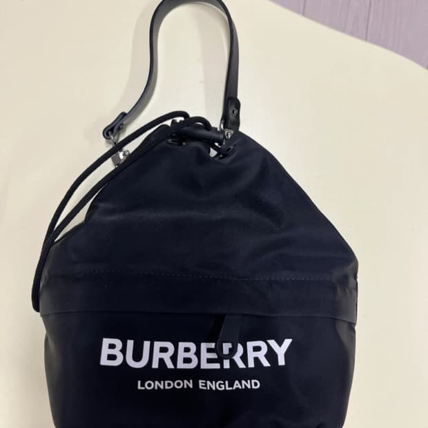 버버리 포이베 파우치 블랙