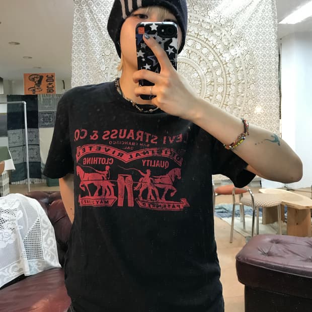 리바이스 프린팅 반팔티 