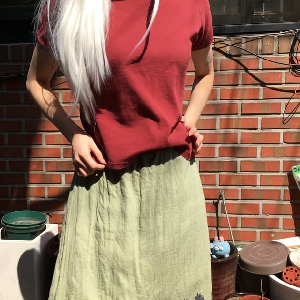 빈티지 레드 반팔 티셔츠 & 피스타치오 스커트 세트