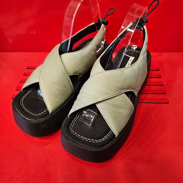 IVE_OFFICAL 엑스밴드 통굽 카키 그레이 샌들 