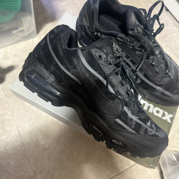 275사이즈 나이키 웍스아웃 에어맥스95 블랙