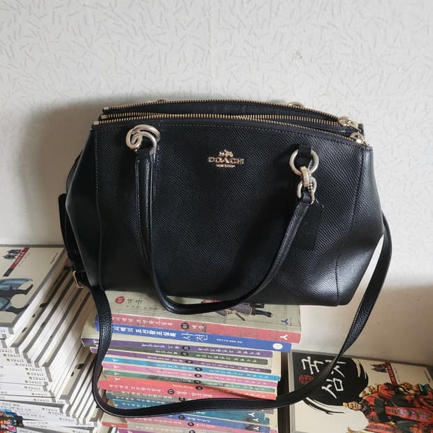 코치미듐크로스백