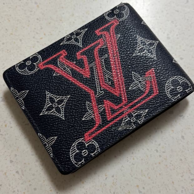 루이비통 업사이드다운 한정판 반지갑 