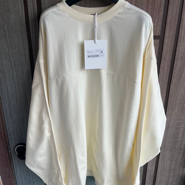 새상품(M)인사일런스 라이트웨이트 패치 스웨트셔츠 바닐라