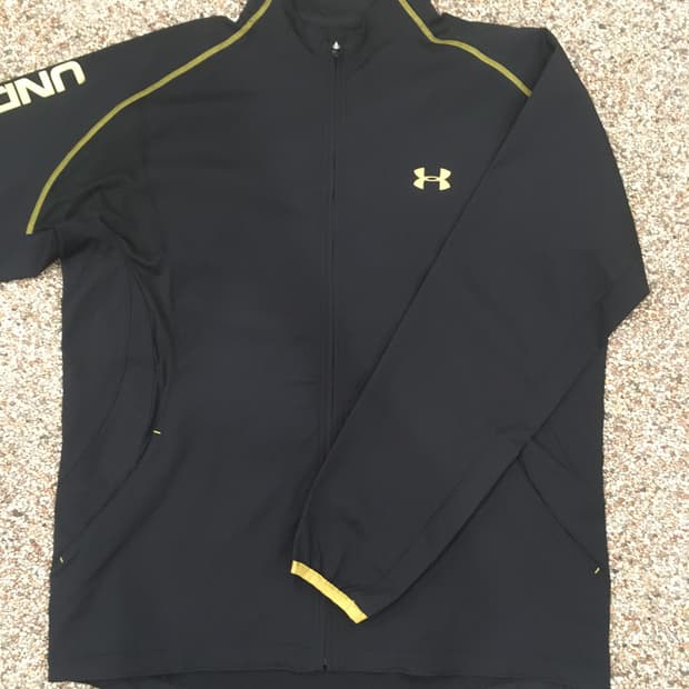 언더아머 바람막이