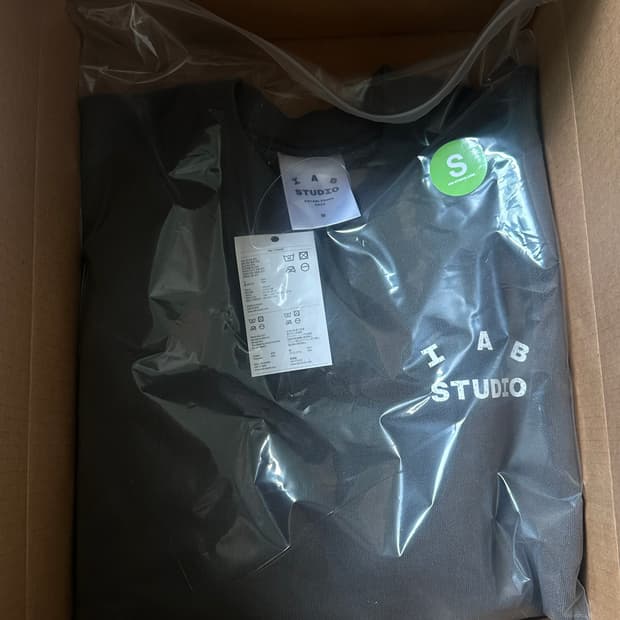 아이앱 스튜디오 아이앱 데미지드 로고 스웨트셔츠 차콜 S