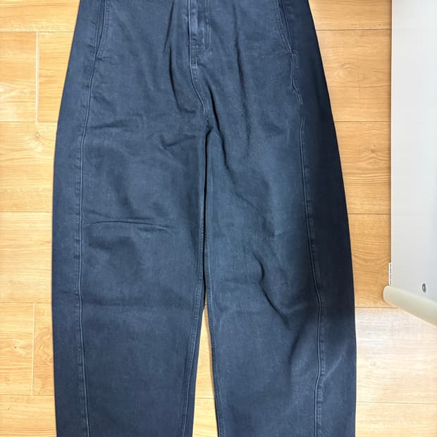 노이즈 워시드 딥 커브드 데님 팬츠 - 블랙