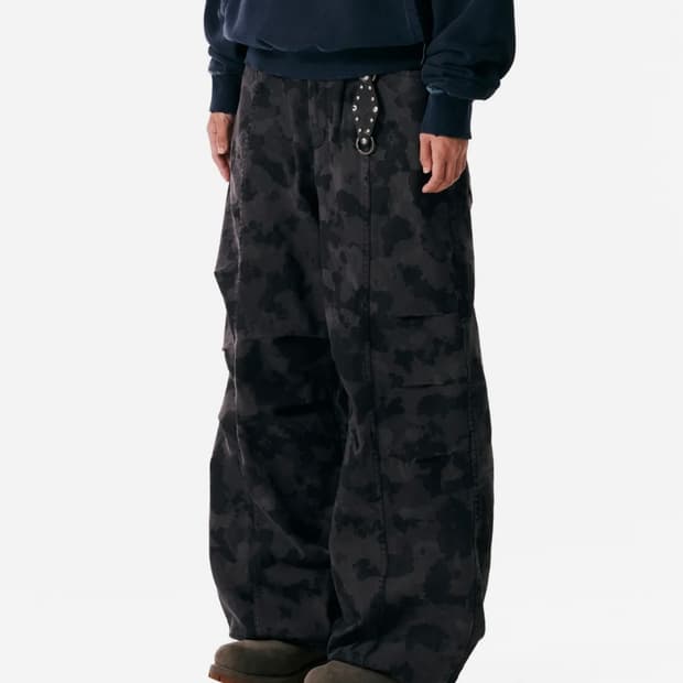 아캄 Knee Pin-tuck Camouflage Twill Pants