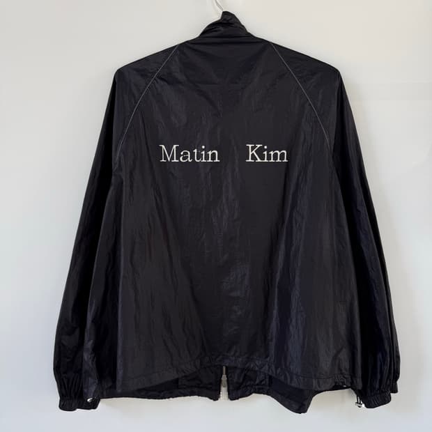마뗑킴 Matin Kim 로고 코팅 유광 점퍼 블랙