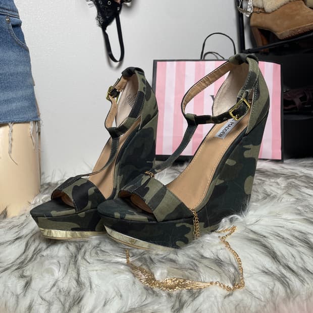 STEVE MADDEN 카모 웨지힐 샌들 버클