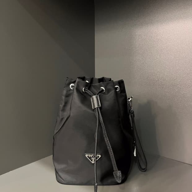프라다 리나일론 드로우스트링 파우치 블랙