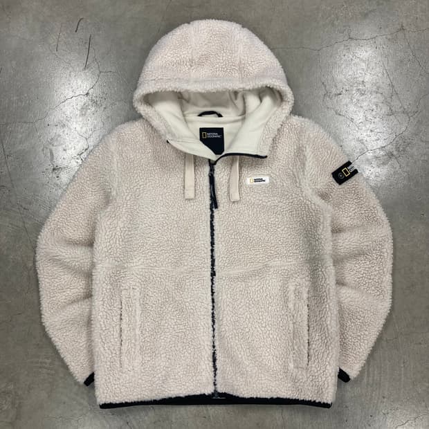 내셔널 지오그래픽 아이보리 컬러 스몰 로고 와펜 쉐르파 자켓