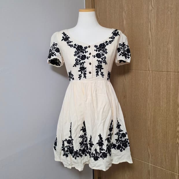 Cynthia Rowley 아이보리 꽃무늬 자수 모리걸 반팔 미니 원피스