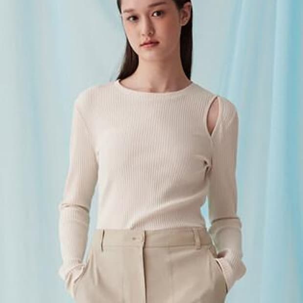 구호플러스 시그니처 컷아웃 리브드 니트 탑 롱슬리브 아이보리