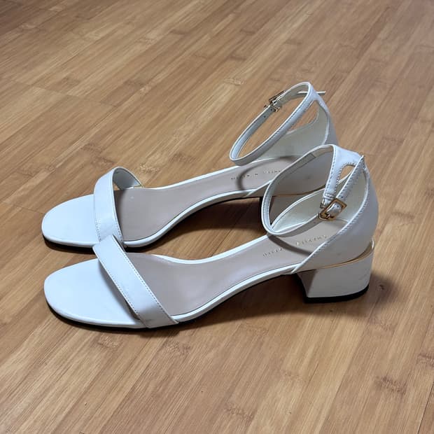 찰스앤키스 (CHARLES & KEITH) 화이트 스트랩 샌들