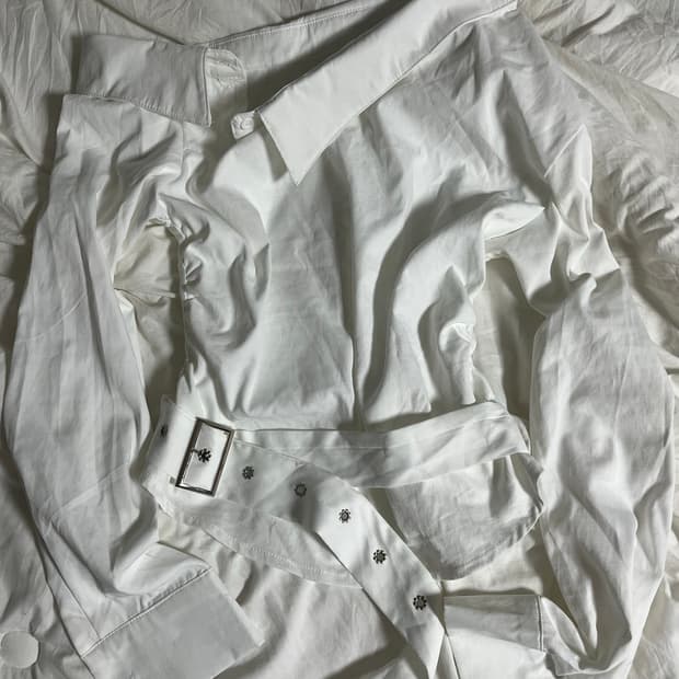 오프숄더 버클 셔츠