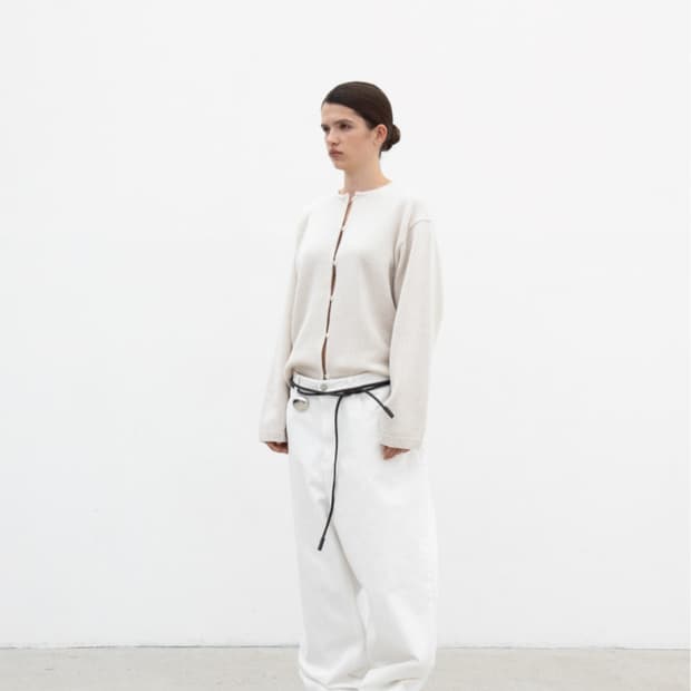 오브헤덴 화이트데님팬츠 Back-buckle wide denim pant