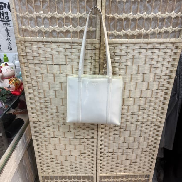 정품 프라다 애나멜 쇼퍼백 팝니다