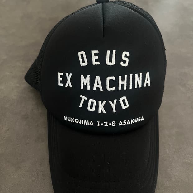 데우스 엑스 마키나 도쿄 모자 