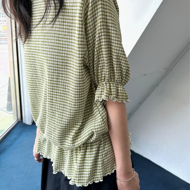 Design shirred detail volume fabric top