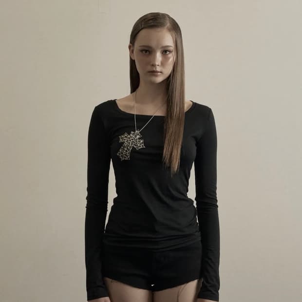 일리오 Black leopard cross necklace top