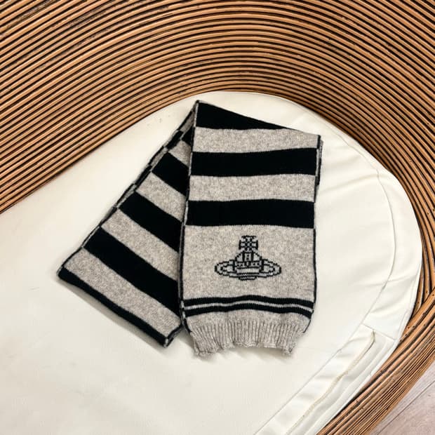 비비안 웨스트우드 시그니처 오브 로고 스트라이프 니트 머플러 