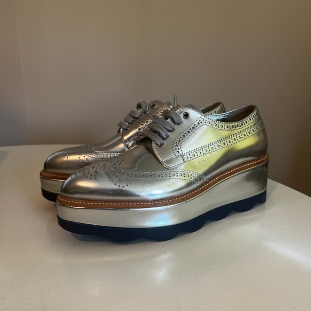 프라다 실버 메탈릭 레더 클리퍼 슈즈