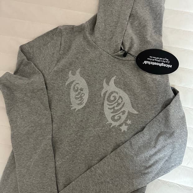 나이스고스트클럽 그레이 로고후드티