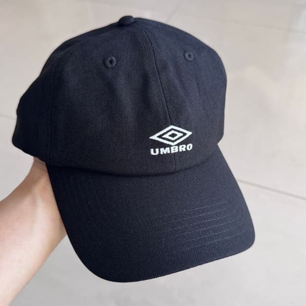 X BY LOGO CAP 엄브로 X 바이 로고 캡