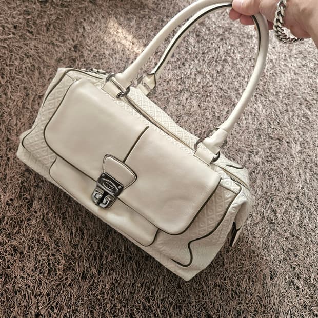 토즈(Tods) 큐브 화이트 크림 숄더백