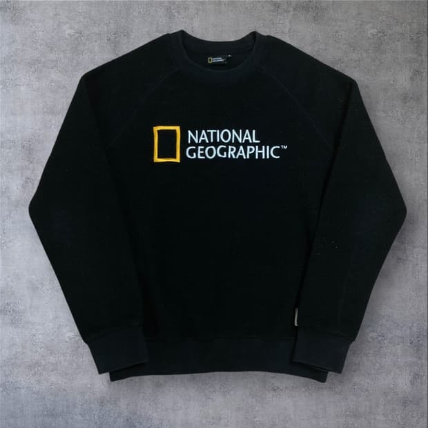 내셔널 지오그래픽 빅로고 블랙 플리스 맨투맨