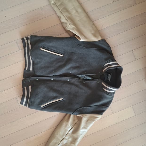 프리즘 웍스 바시티자켓입니다.