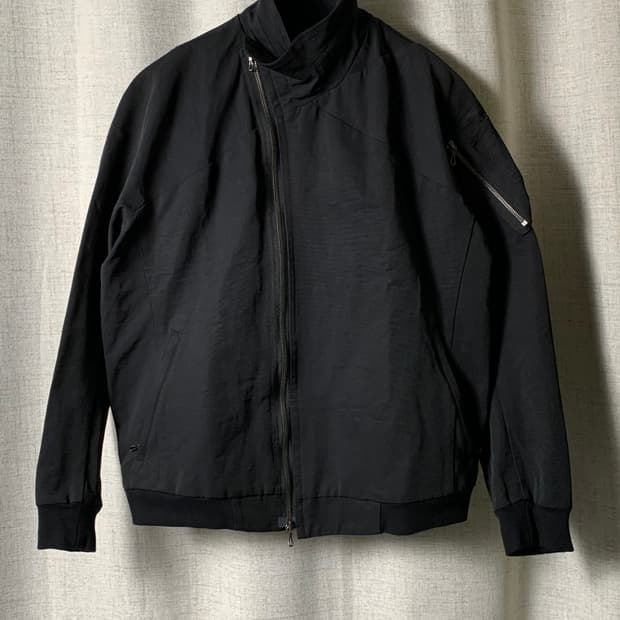 Julius 17ss 사선 하이넥 자켓