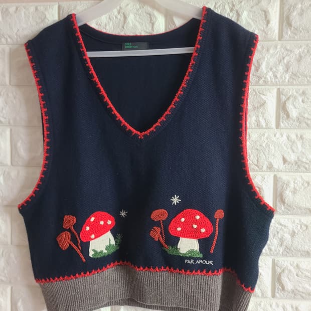 베네통 니트 조끼 버섯 자수